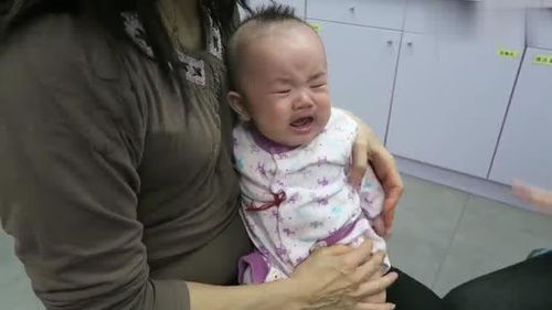 二个月的宝宝打针,孩子的表情是这样的,小模样好可爱